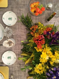 Toque especial con centros de mesa con flores de temporada - Felix Quintana Banquetes & Diseño Flora...