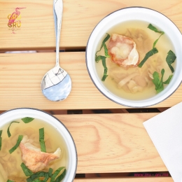 SOPA WON TON

Caldo de res, espinaca, dumpling relleno de salmón y tilapia. - Gru Grú Restaurante ...