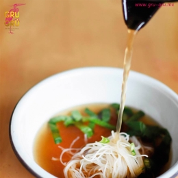 SOPA FIDEO DE ARROZ

Caldo de tomate, fideo de arroz, espinaca y setas. - Gru Grú Restaurante - Pu...