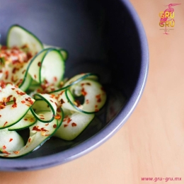 ENSALADA PEPINO

Pepino, ajonjolí, cilantro, hojuela de chile y aderezo asiático. - Gru Grú Restau...