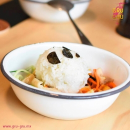 BOWL INFANTIL

Arroz, zanahoria, pepino, setas, omellet, lechuga y queso crema. - Gru Grú Restaura...