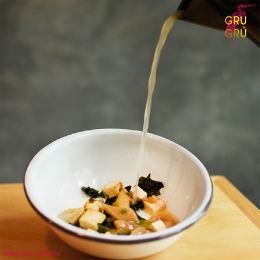 SOPA MISO

Caldo de miso, alga, tofu y setas. - Gru Grú Restaurante - Puebla