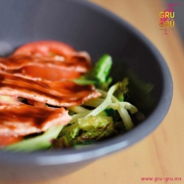 ENSALADA SALMÓN BRAZA

Salmón braza, mix de lechuga, jitomate, pepino, cebolla morada y aderezo de...