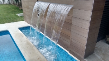 Cascadas en espejo separado para evitar el enfriamiento de agua de la alberca. - Riego y Bombas en P...