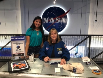 Alumnos del IMEX con Kay Hire, quien ha volado en 2 misiones espaciales de la NASA - Instituto Méxic...