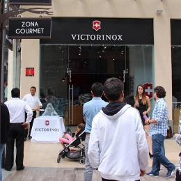 Decenas de personas trataron de adivinar en cuánto tiempo se liberaría el reloj  - Victorinox Puebla...