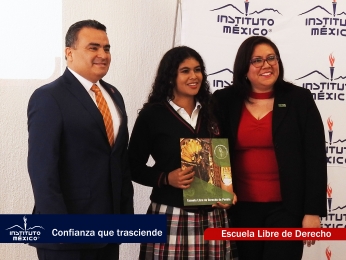 Ing. Percy Gino Sánchez Lamela rector del Instituto México de Puebla con la representante de la Escu...