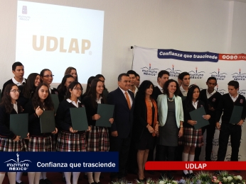 Ing. Percy Gino Sánchez Lamela rector del Instituto México de Puebla con la representante de la Univ...
