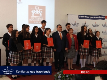 Ing. Percy Gino Sánchez Lamela rector del Instituto México de Puebla con la representante de la Univ...