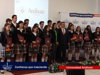 Ing. Percy Gino Sánchez Lamela rector del Instituto México de Puebla con la representante de la Univ...
