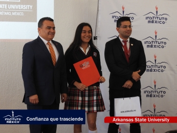 Ing. Percy Gino Sánchez Lamela rector del Instituto México de Puebla con el representante de la Univ...
