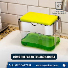 La manera correcta de preparar tu jabonadura es agregar agua y jabón para trastes o poner el jabón p...