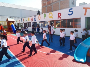 De esta forma alojaron los salones de manera ordenada.  - Bristol School - Puebla