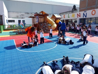 Los alumnos se colocan de manera organizada y con ayuda de sus profesoras.  - Bristol School - Puebl...