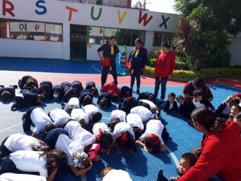 Niños felices que aprenden juntos en las manos de Bristol School. - Bristol School - Puebla