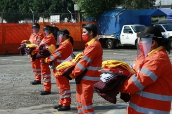 Trabajadores de limpia con sus nuevos uniformes. - H. Ayuntamiento de Puebla - Administración 2022-2...