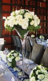 Un centro de mesa alto y elegante dará mucha vista. - LK Diseño Floral - Puebla