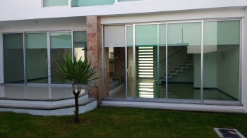 CANCELERIA EN ACABADO NATURAL Y CRISTAL DE 6MM DE ESPESOR. - Grupo Espacios Creativos - Puebla