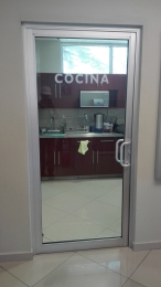 PUERTA DE ALUMINIO Y CRISTAL EN COCINA EMPRESA DE ACERO. - Grupo Espacios Creativos - Puebla