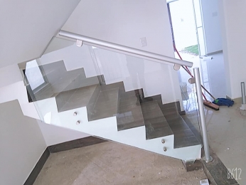 Instalación en aluminio para escaleras.
 - Glass House - Vidrio y Aluminio - Puebla