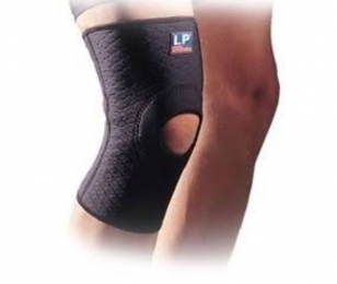 Este soporte para la rodilla está hecho de una combinación de metal, espuma, plástico o material elá...