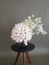 Bello arreglo de rosas blancas  - Narciso - Artesanía Floral - Puebla