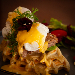 Huevos benedictinos acompañados de picaña con base de waffle.  -  - Puebla