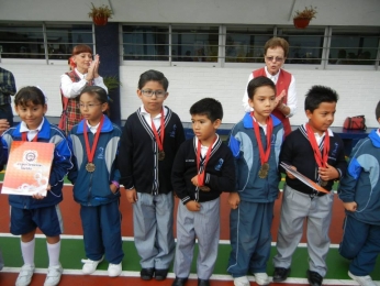 Nuestros alumnos recibiendo sus diplomas - Colegio Ángeles - Puebla